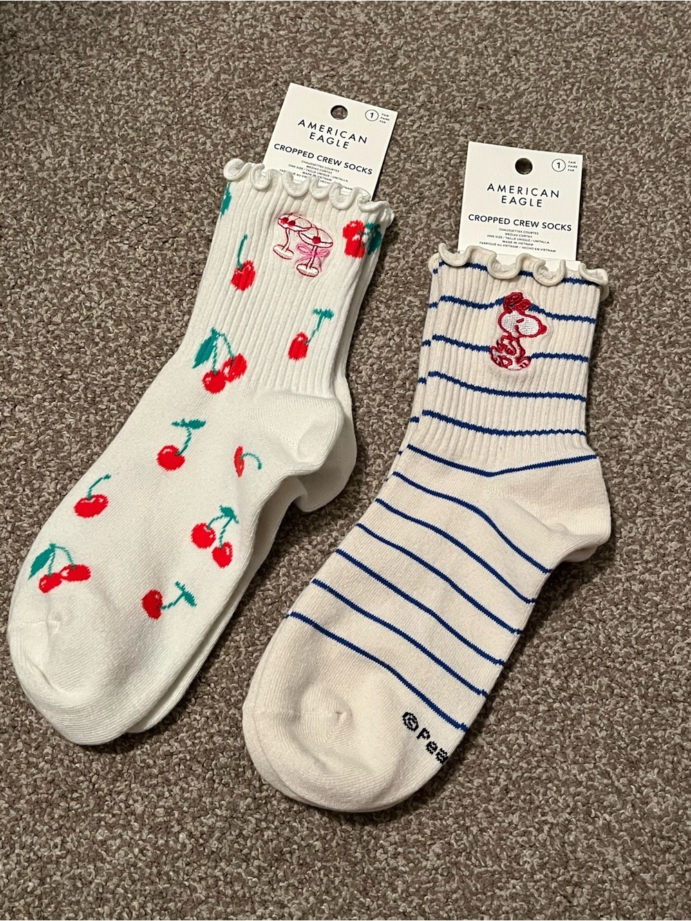 American Eagle Women’s White Cropped Ruffle Crew Socks - Snoopy Peanuts Cherry